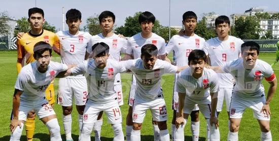 欧冠小组赛全胜的俱乐部：3次：拜仁、皇马1次：米兰、阿贾克斯、巴萨、利物浦、巴黎、莫斯科斯巴达克在上述这些小组赛全胜晋级欧冠淘汰赛的球队中，至今只有2019/20赛季的拜仁最终拿到冠军。